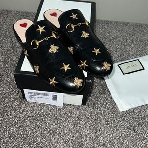 Gucci Princetown Bee Horsebit Embroidered Leather Mules In Black